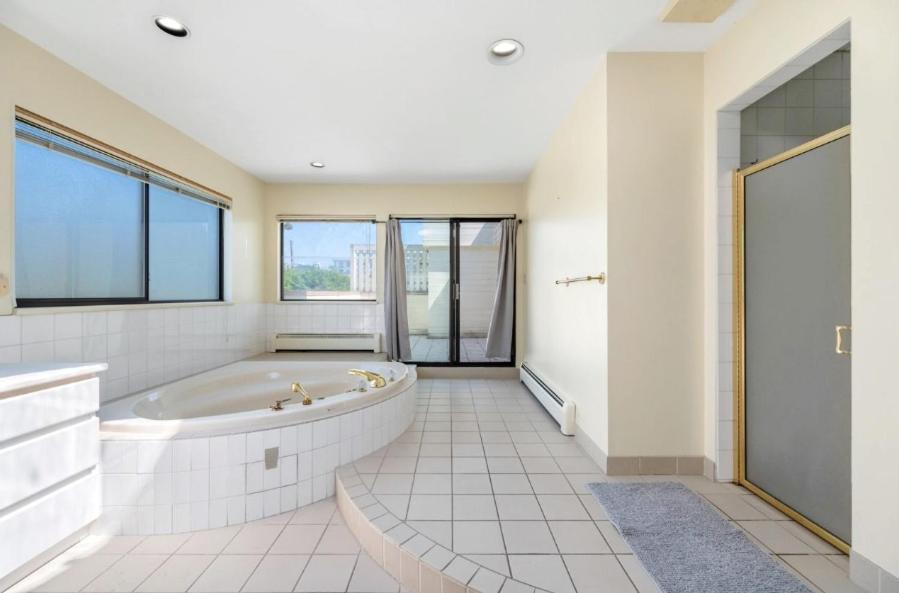 Stylish & Central Vancouver Retreat - Steps From Local Attractions! Apartment Exterior photo